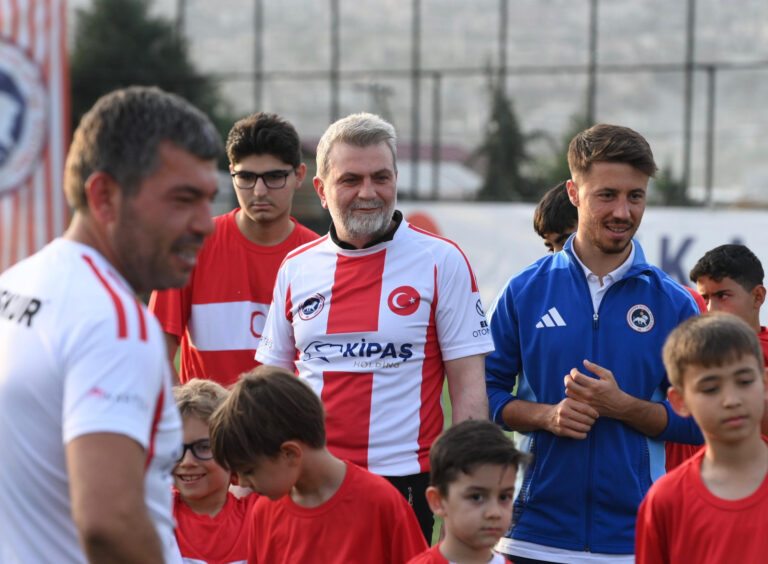 Büyükşehir, Şehrin Dört Bir Yanını Spor Alanlarıyla Donatıyor; 31 Yeni Halı Saha Hizmete Alındı