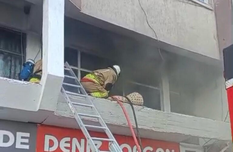 Kahramanmaraş’ta tarihi kalenin karşısındaki yorgancı dükkanında yangın çıktı