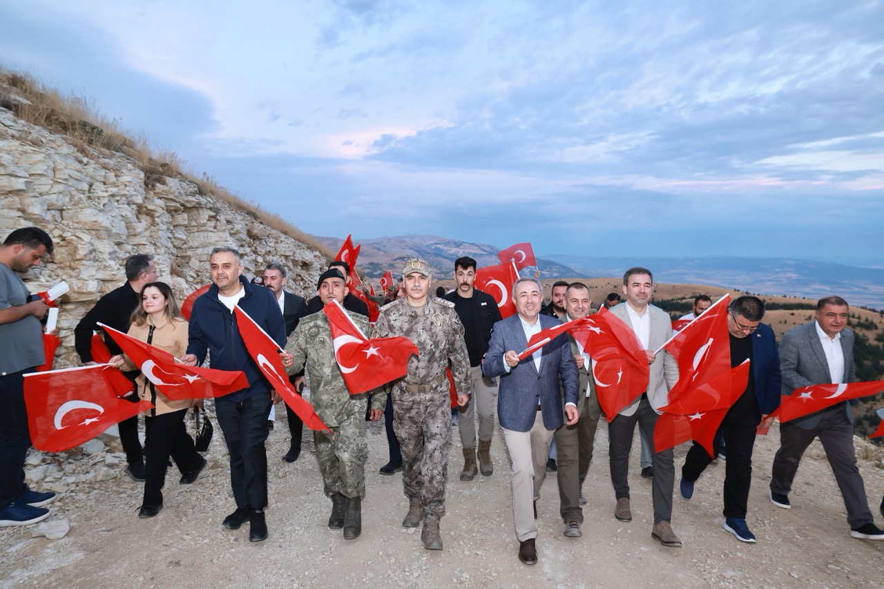 Dünyanın en büyük Türk bayrağında anlamlı 30 Ağustos Bayrağa Saygı Yürüyüşü