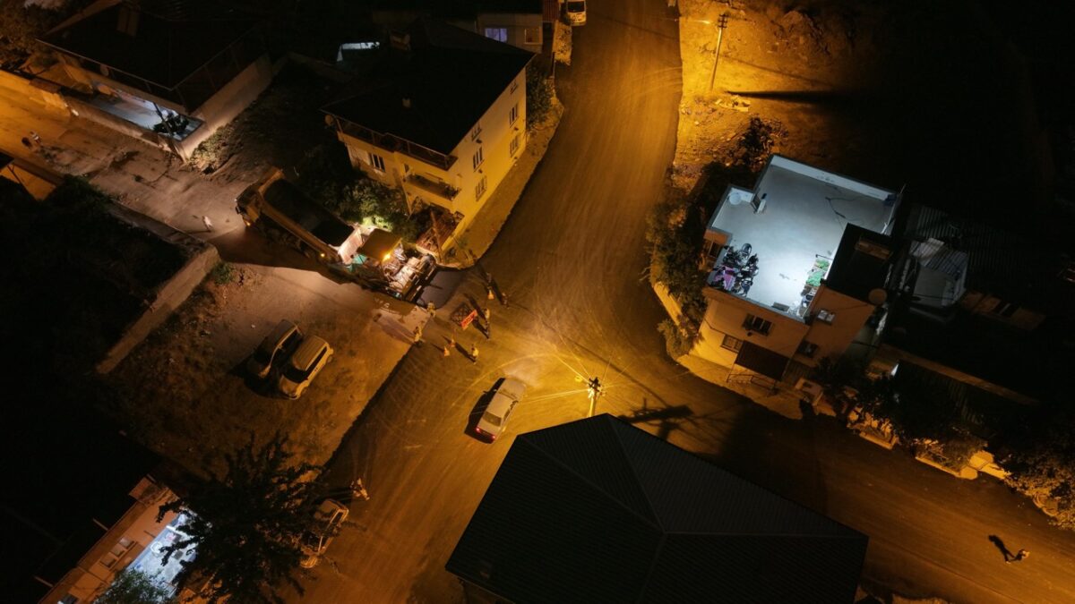 Büyükşehir, Yahya Kemal’de Asfalt Mesaisini Gece Gündüz Sürdürüyor