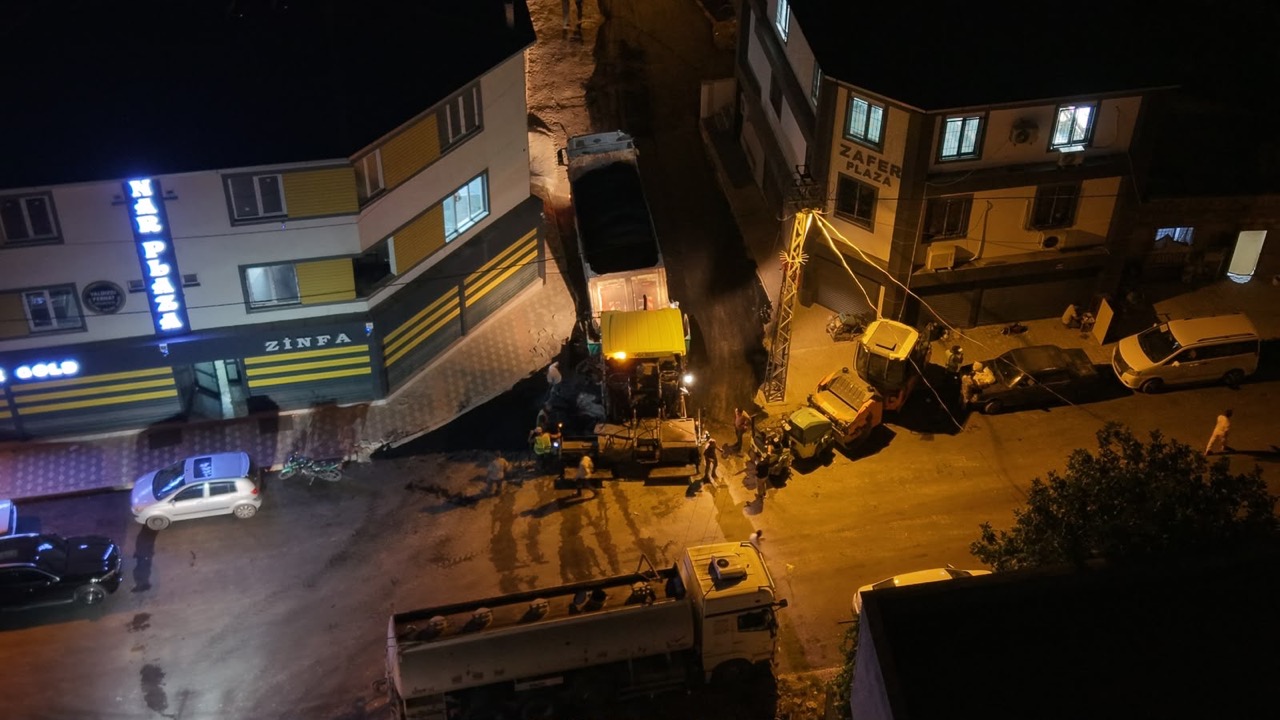 Büyükşehir’den Dulkadiroğlu Yahya Kemal’de Gece Asfalt Mesaisi