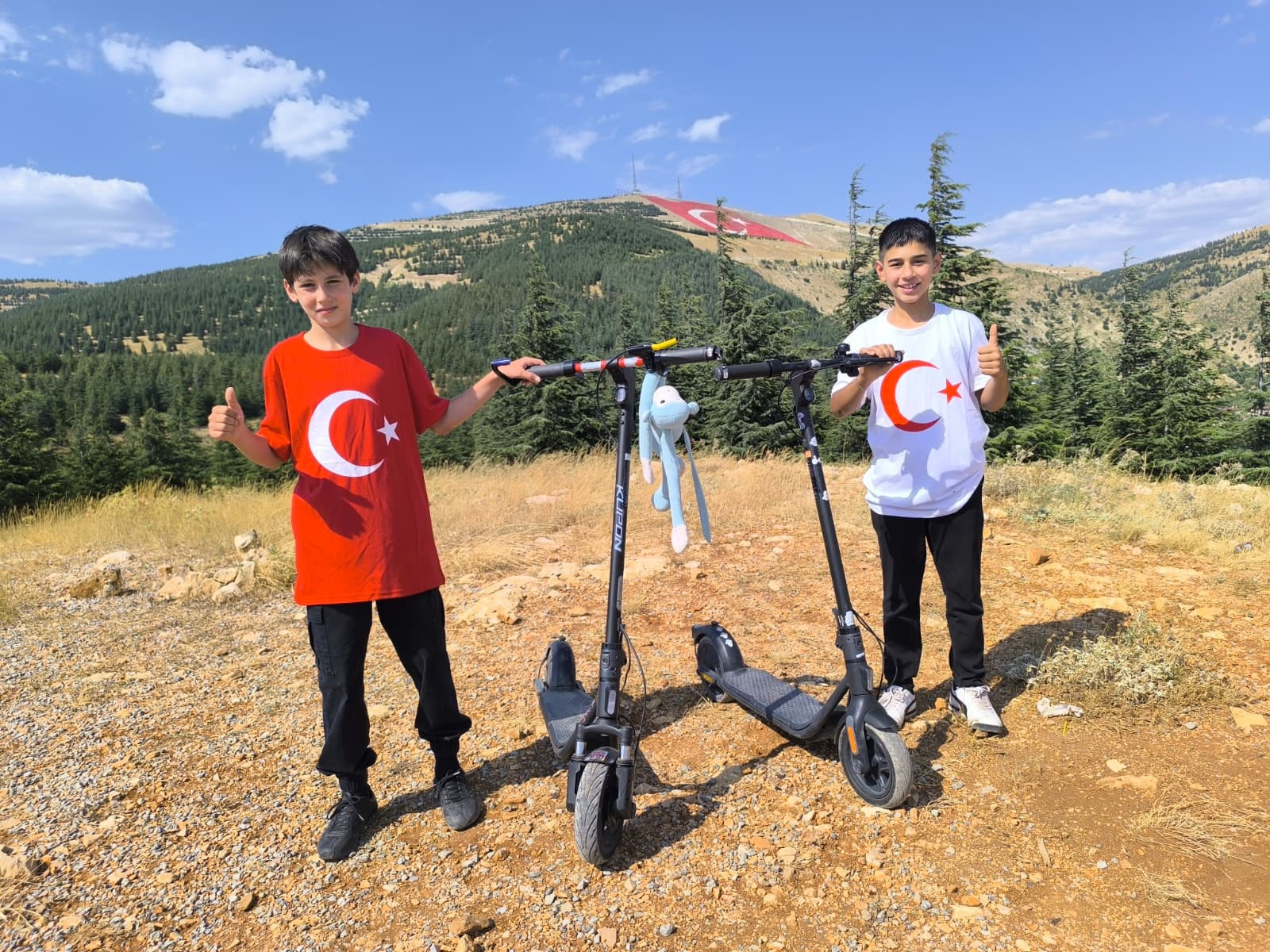 Scooterlarını bayrak sevgisi için sürdüler, zirvede dünyanın en büyük ay yıldızıyla buluştular