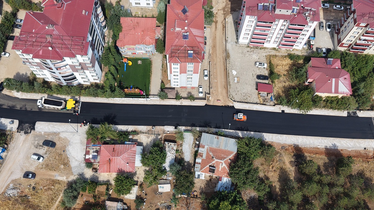 Afşin’de Atlas Caddesi’nin Asfaltı Büyükşehir’le Yenileniyor